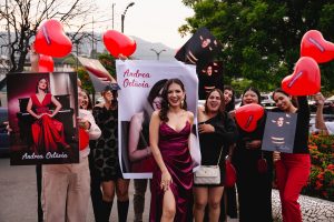 fans de andrea octavia en los premios disco rojo, alfombra roja